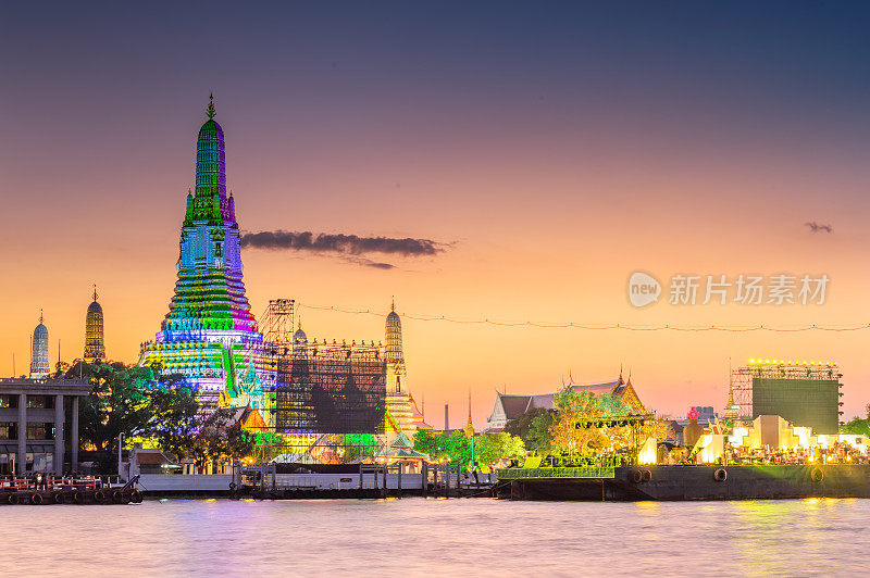 日落在曼谷最著名的标志性地标Wat Arun寺在曼谷和泰国chaopraya